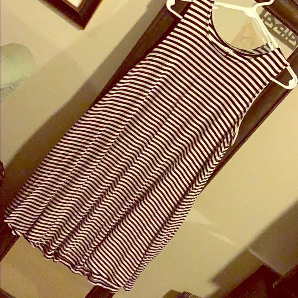✨3 for $20✨Black/white striped jersey knit dress